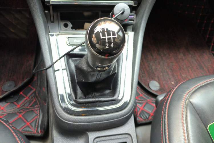 Used Volkswagen Bora 2013 1.6L Manual Fashion Edition Gear Lever