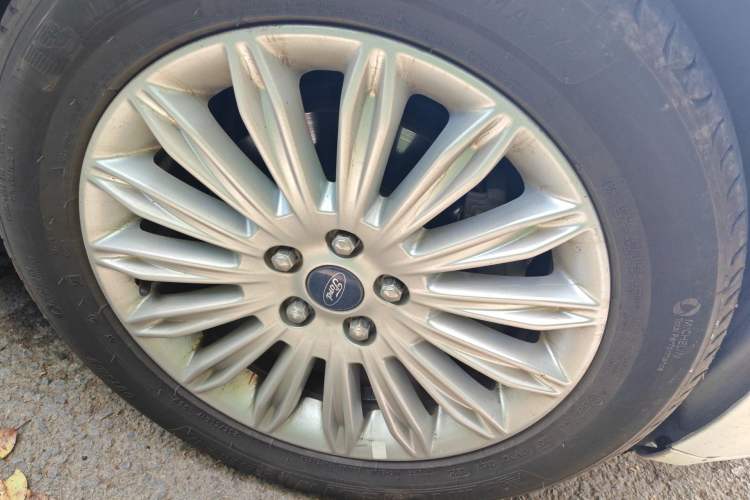 Used Ford Mondeo 2013 2.0L GTDi 200 Luxury Model Right Front Wheel Hub