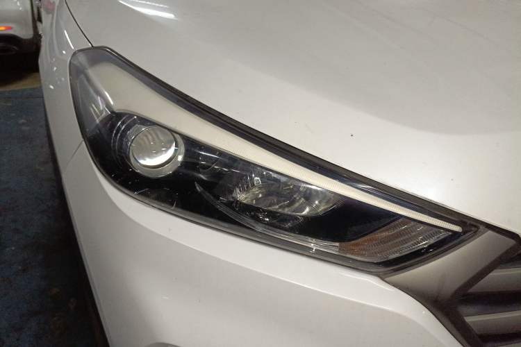 Used Hyundai Tucson 2015 1.6T Dual-Clutch Two-Wheel-Drive Smart Model Right Front Headlight