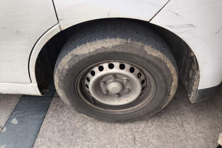 Used Wuling Yangguang 2024 300KM Comfort Version Passenger Van 75kW Right Front Wheel Hub