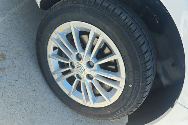 Used BYD e5 2018 450 Smart Connect Deluxe Edition
