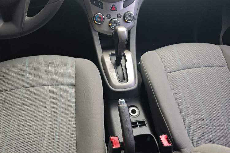 Used Chevrolet Aveo Sonic 2014 Sedan 1.4SL AT Fashion Edition Gear Lever