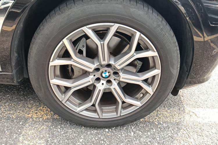 Used BMW X7 2023 xDrive40i Luxury Package with Leading Features Right Front Wheel Hub