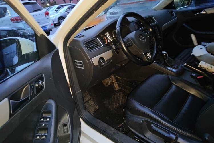 Used Volkswagen Sagitar 2012 1.4TSI Automatic Luxury Edition Driver Seat