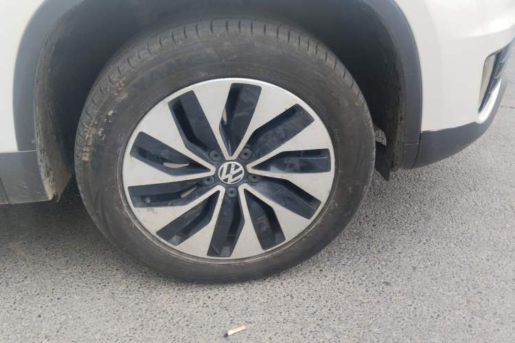 Used Volkswagen Tiguan 2015 1.4TSI Manual Two-Wheel Drive BlueMotion Edition Right Front Wheel Hub