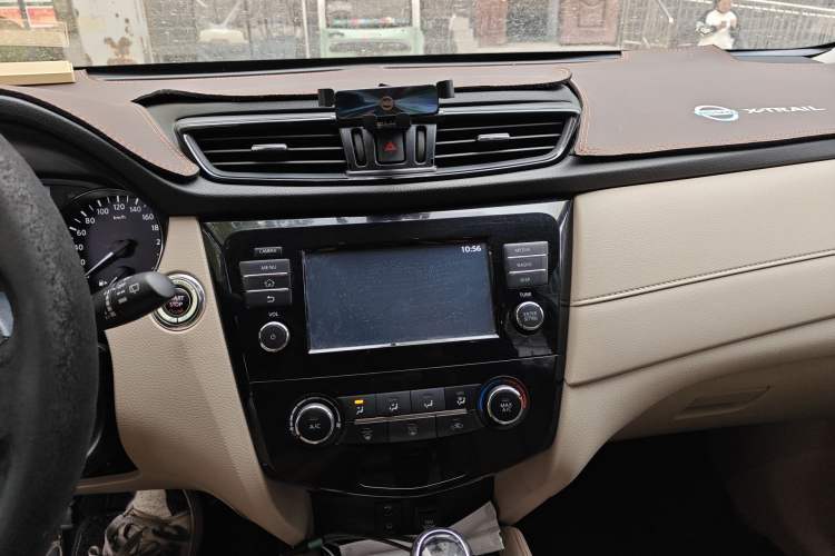 Used Nissan X-Trail 2017 2.0L CVT Comfort Edition 2WD Audio And AC Panel