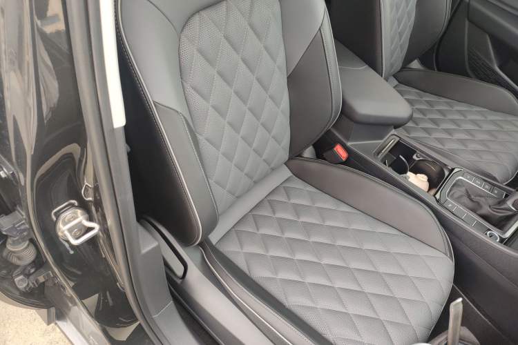 Used Volkswagen Sagitar 2025 300TSI DSG Excellence Edition Right Front Seat