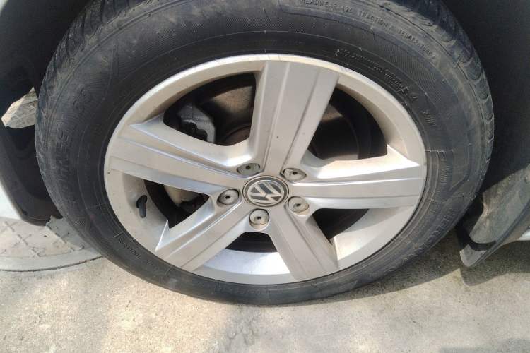 Used Volkswagen Golf 2014 1.4TSI Automatic Luxury Model Left Front Wheel Hub