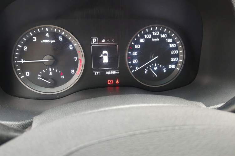 Used Hyundai Tucson 2015 1.6T Dual-Clutch Two-Wheel-Drive Smart Model Odometer Close Up