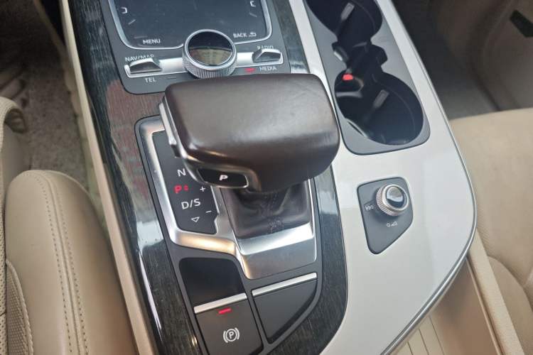 Used Audi Q7  Gear Lever