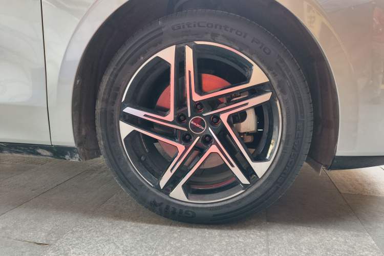 Used Roewe D7 2023 EV 510km Rear-Drive Flagship Edition Right Front Wheel Hub