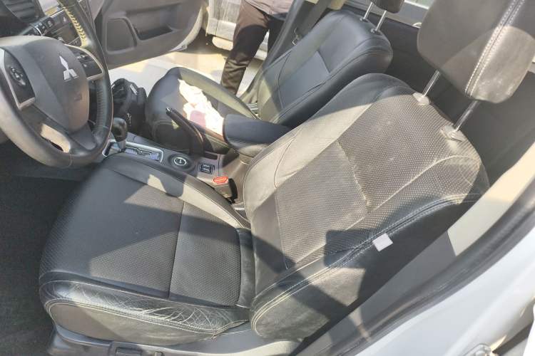 Used Mitsubishi Outlander 2013 2.4L 4x4 Luxury Navigation Edition 5 Seats Left Front Seat