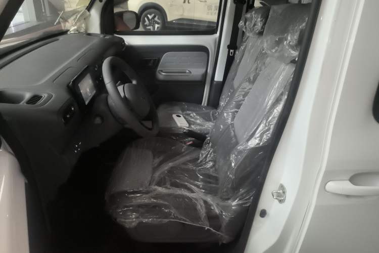 Used Wuling Zhiguang New Energy 2025 Model 305km Ambitious Edition Left Front Seat