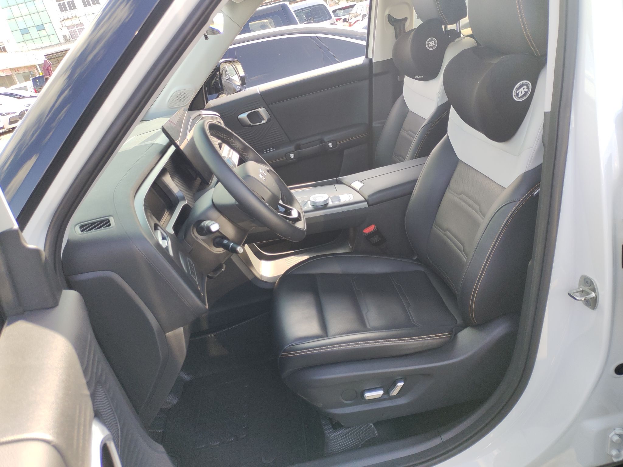 المقاعد الأمامية داخل السيارة