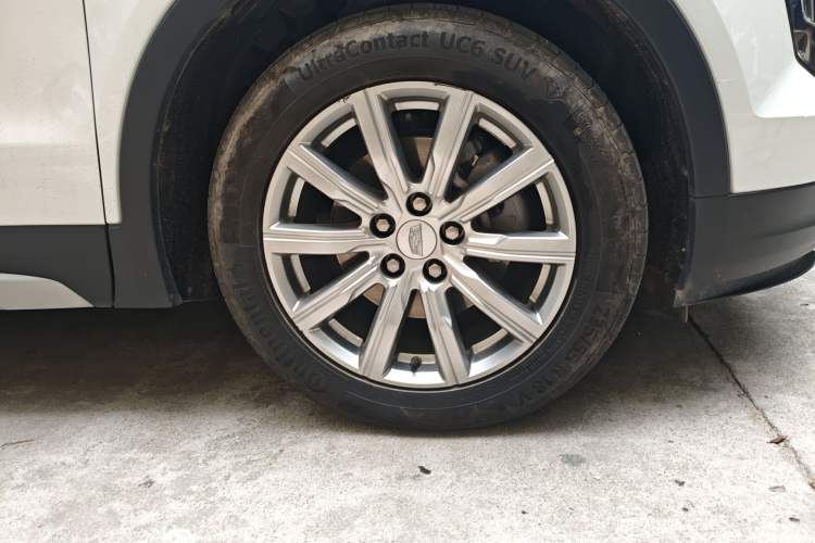 Used Cadillac XT4 2022 28T Two-Wheel-Drive Luxury Version Right Front Wheel Hub