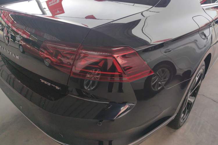 Used Volkswagen Magotan 2023 2 Million Units Limited Edition 330TSI DSG Leading Version Right Rear Taillight