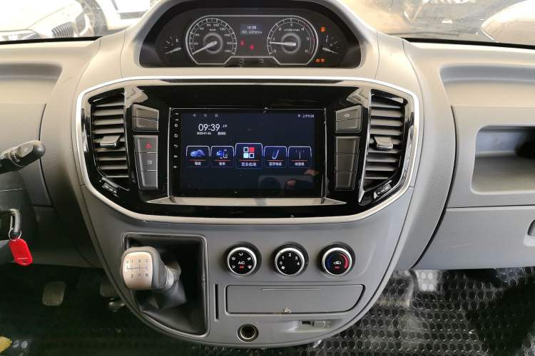 Used SAIC MAXUS Xintu V80 2021 2.0T Manual Classic Aoyuntong Short Wheelbase Mid-Roof 5/6-Seater