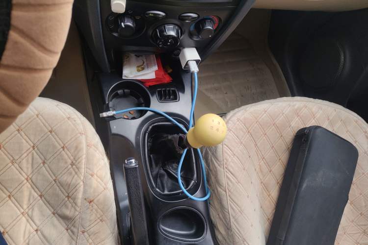 Used Huatai Santa Fe Classic 2012 2.0L Gasoline Manual Two-Wheel Drive with Sunroof Gear Lever