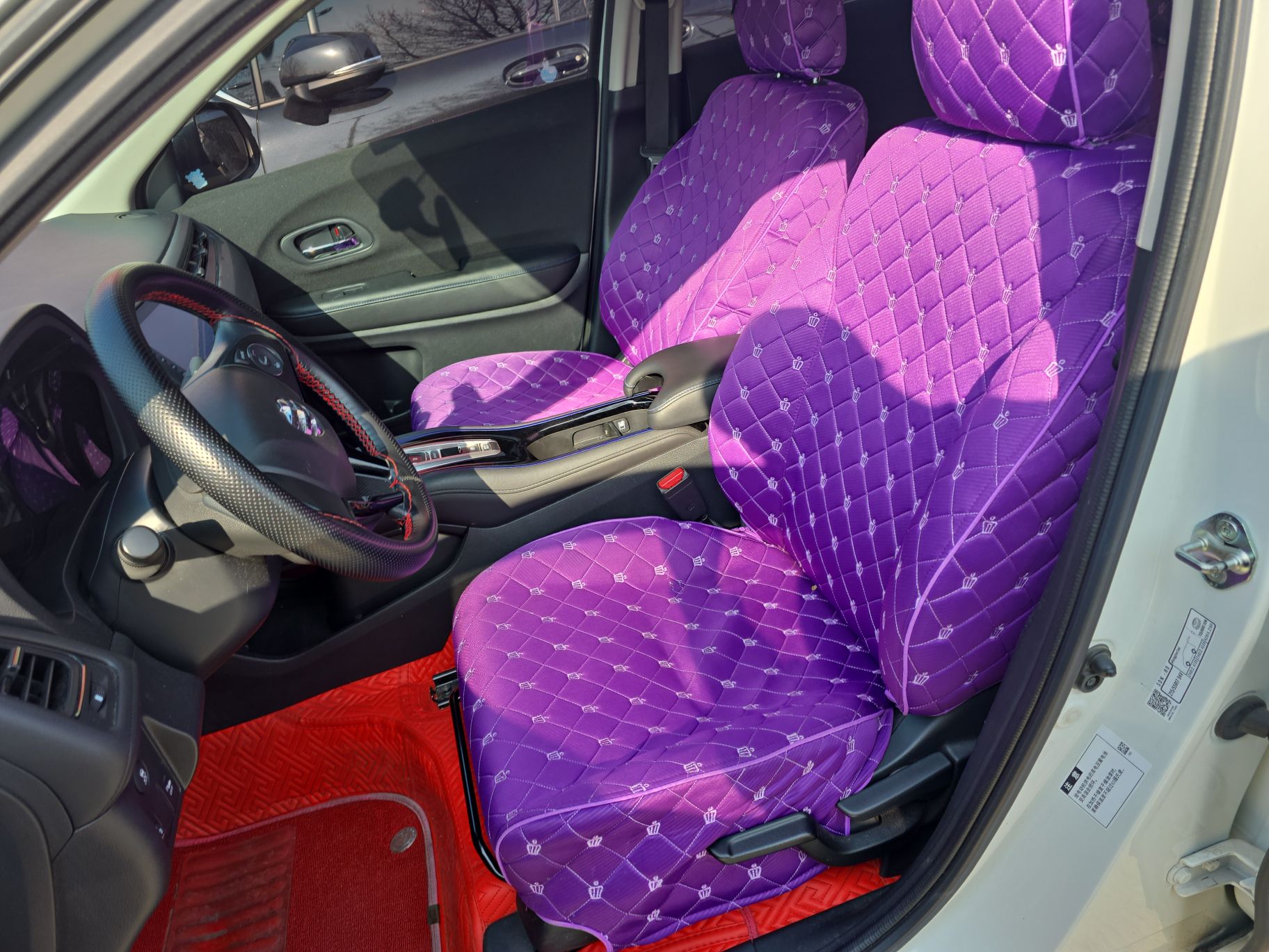 المقاعد الأمامية داخل السيارة