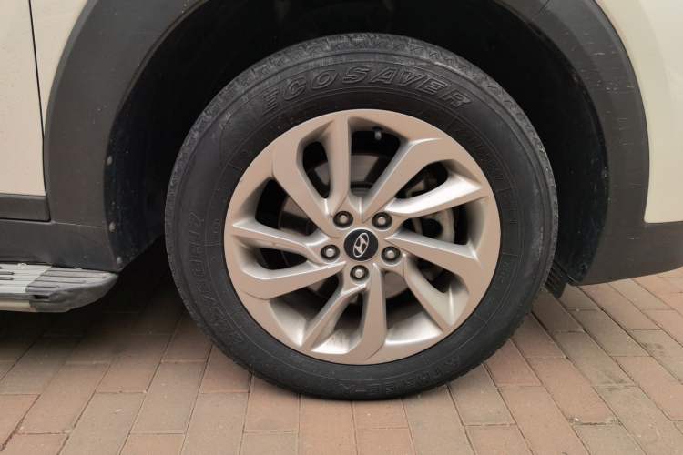Used Hyundai Tucson 2015 1.6T Dual-Clutch Two-Wheel-Drive Smart Model Right Front Wheel Hub