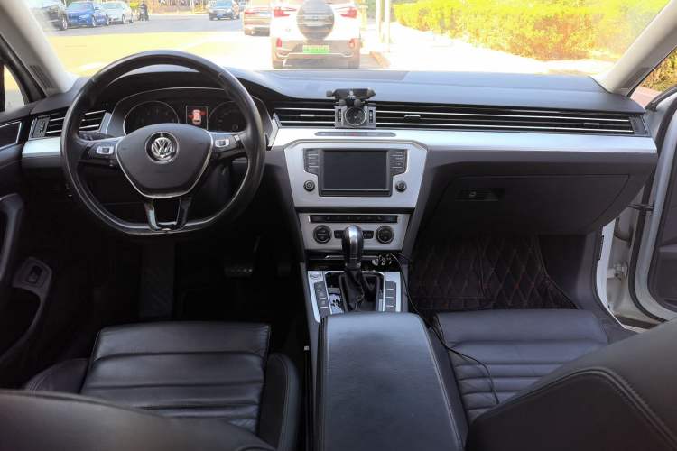 Used Volkswagen Variant 2017 380TSI Two-Wheel Drive Comfort Edition Center Console