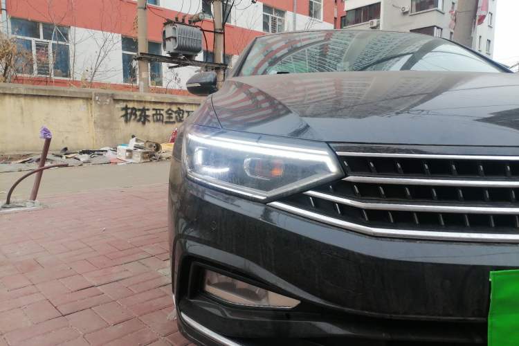 Used Volkswagen Magotan 2023 2 Million Units Commemorative Edition 330TSI DSG Luxury Version Right Front Headlight