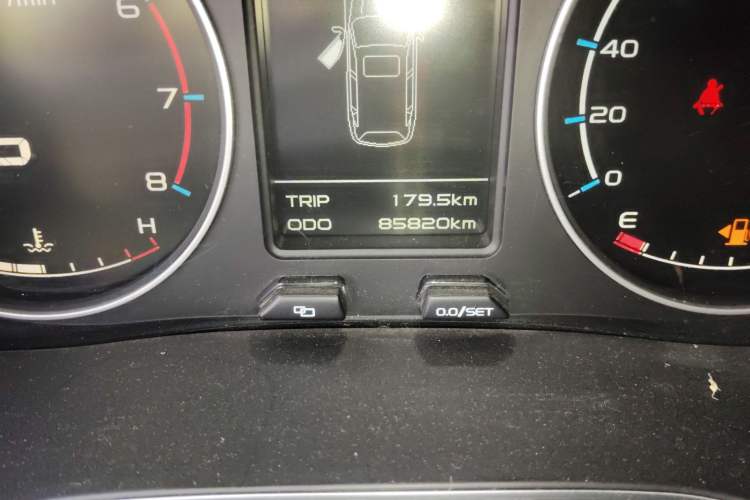 Used Geely Auto Vision X6 2016 1.3T CVT Flagship Model Odometer Close Up
