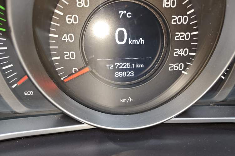 Used Volvo V40 2013 2.0T Zhiyi Edition Odometer Close Up