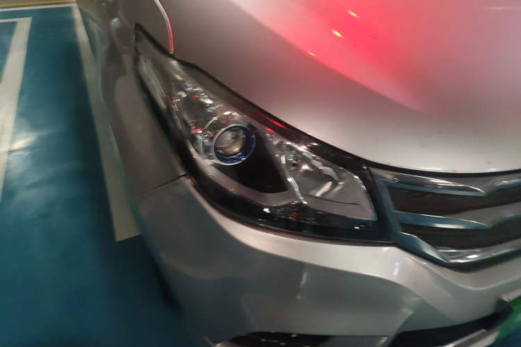 Used SAIC MAXUS G10 2014 2.0T Automatic Elite Edition Right Front Headlight