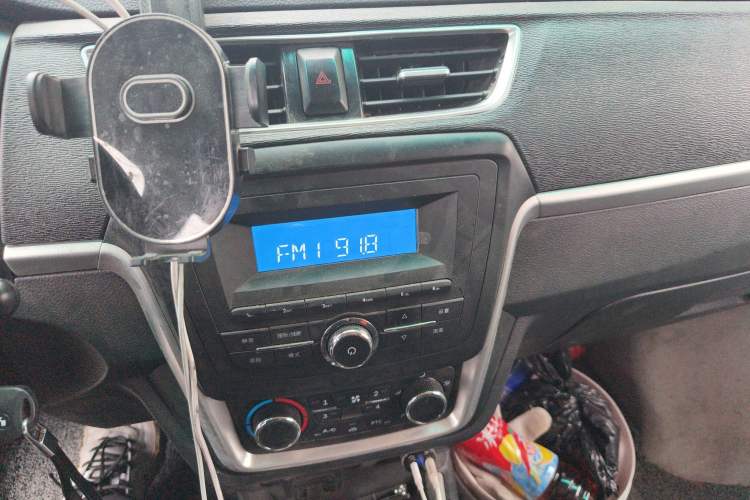 Used SRM Haoyun 2025 Launch Edition Farady 42.3 kWh 305 km 6 seats Audio And AC Panel