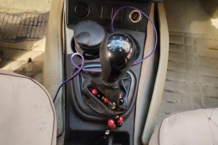 Used Dongfeng Fengon 330 2014 1.5L Manual Utility Version DK15 Gear Lever