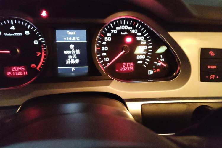 Used Audi A6L 2011 2.0 TFSI Automatic Standard Edition Odometer Close Up