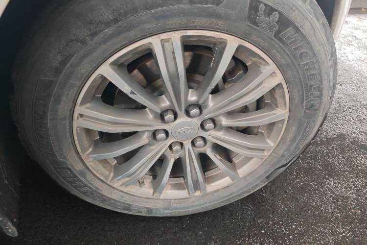 Used Cadillac XT5 2018 25T Luxury Model Right Front Wheel Hub