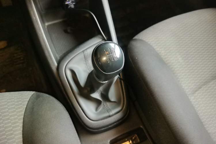 Used Hyundai Verna (older generation) 2020 1.4L Manual GL Refreshed Edition Gear Lever