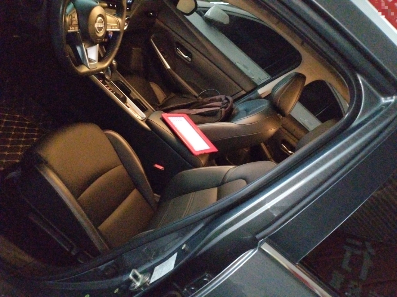 المقاعد الأمامية داخل السيارة