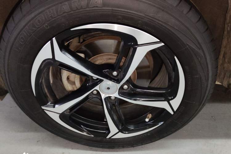 Used Nissan Qashqai 2016 2.0L CVT Elite Edition Left Front Wheel Hub