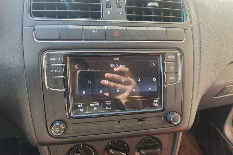 Used Volkswagen Polo 2011 1.4L Manual ZhiLe Edition Audio And AC Panel