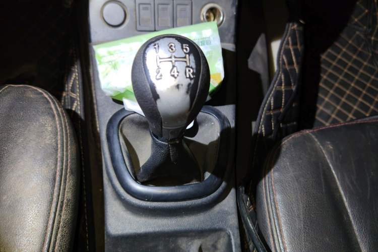Used Dongfeng Fengon 330 2014 1.5L Manual Utility Version DK15 Gear Lever