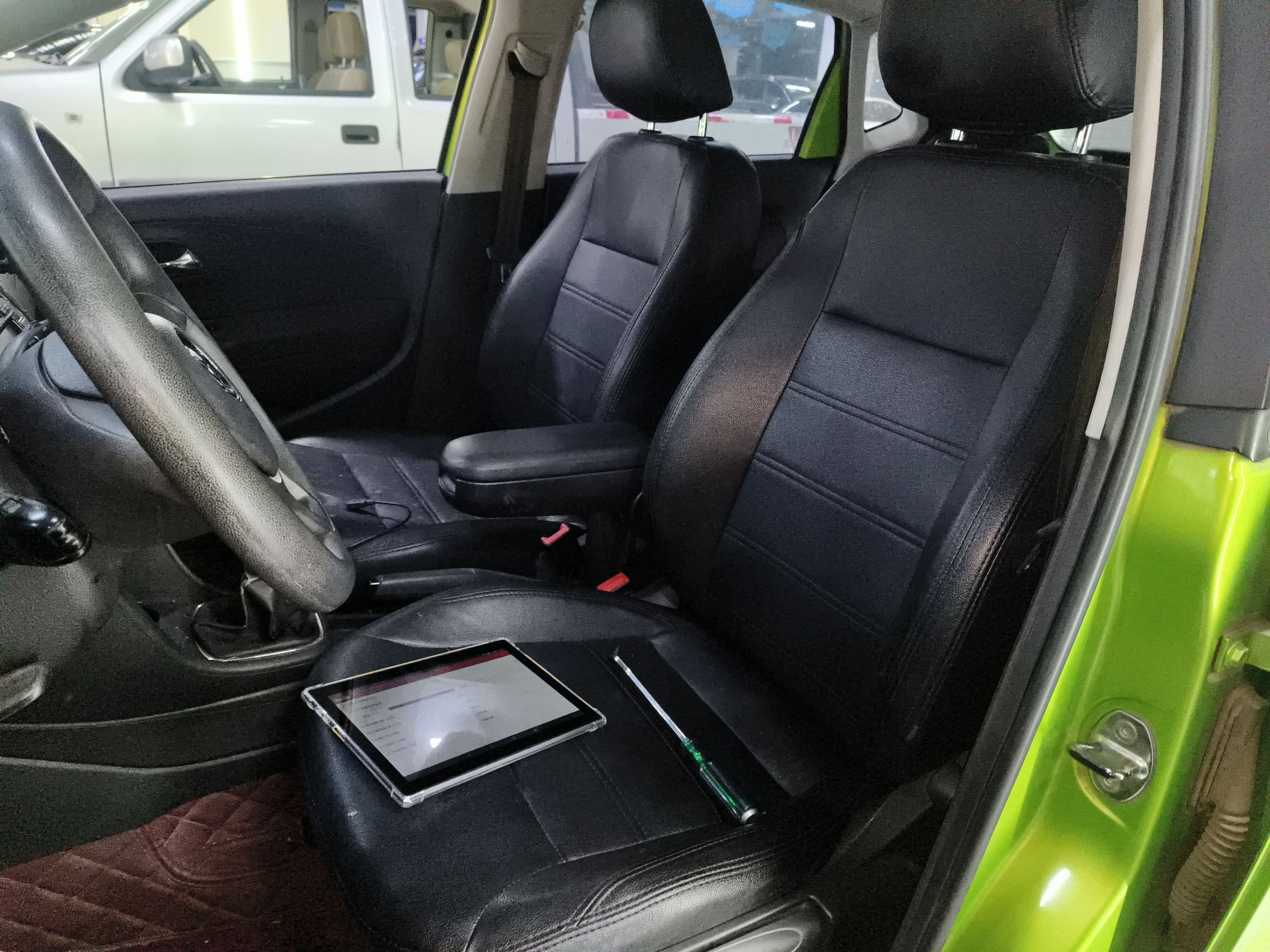 المقاعد الأمامية داخل السيارة