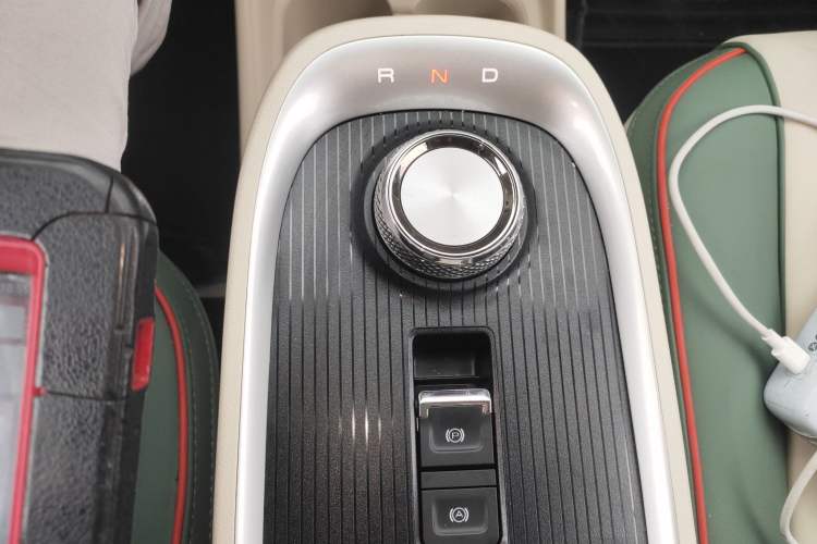 Used ORA Good Cat 2022 Morandi Edition 400km Standard Range Luxury Version Lithium-Ion Battery
