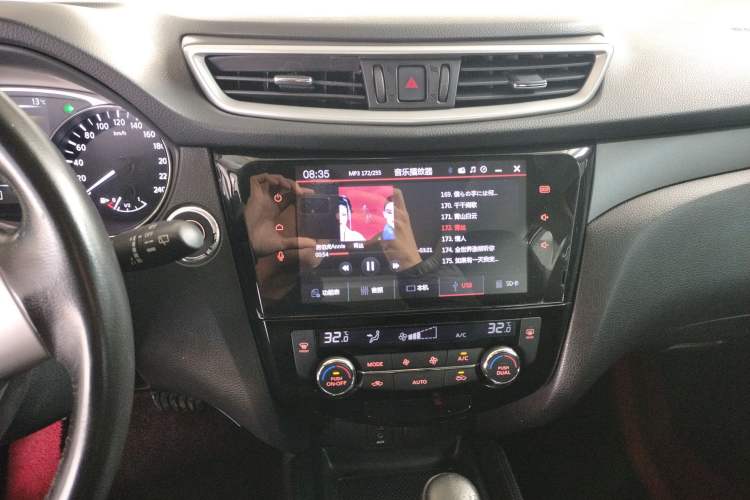 Used Nissan X-Trail 2015 2.0L CVT Comfort MAX Edition 2WD Audio And AC Panel