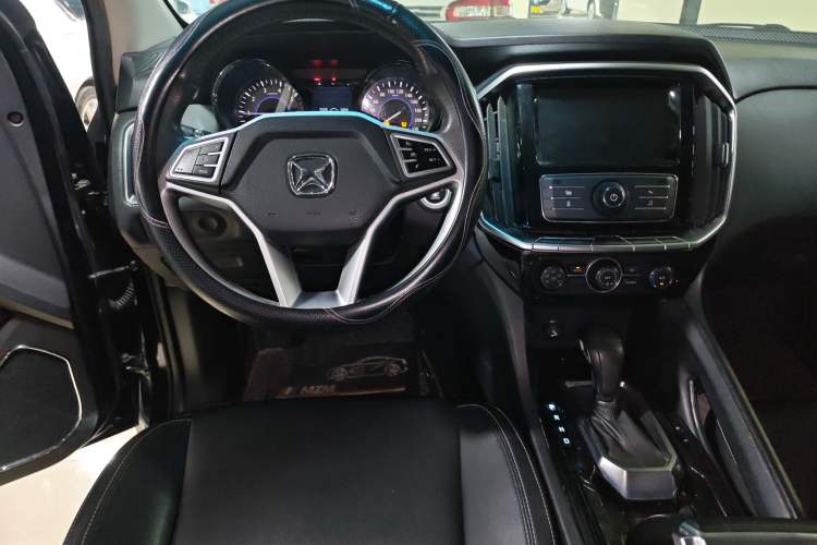 Used JMC Yusheng S350 2016 2.0T Automatic Two-Wheel Drive Gasoline Luxury Version with Sunroof 5 Seats Audio And AC Panel