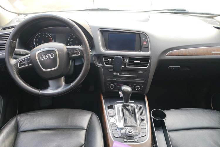 Used Audi Q5 2010 3.2 FSI Sport Edition Center Console