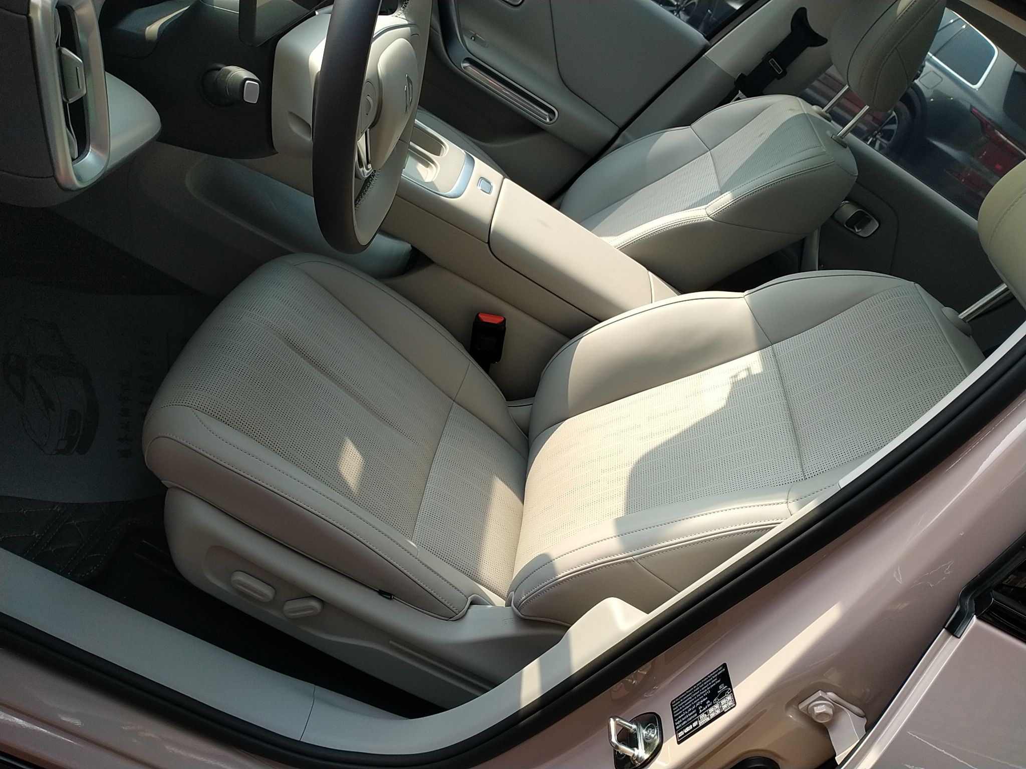 المقاعد الأمامية داخل السيارة