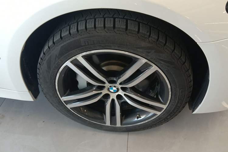 Used BMW 5 Series 2021 Restyled 530Li Leading Edition Luxury Package Right Front Wheel Hub