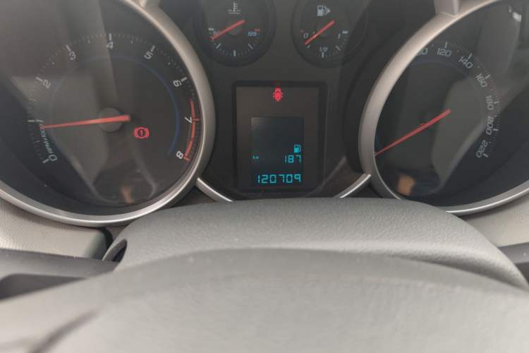 Used Chevrolet Cruze 2013 1.6L SL MT Odometer Close Up