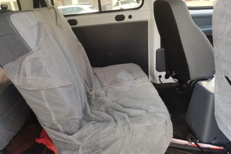 Used Wuling Yangguang 2024 300KM Comfort Version Passenger Van 75kW