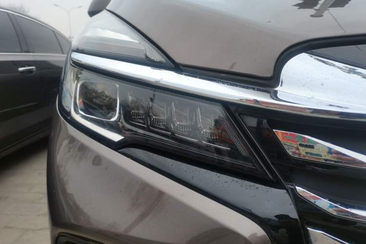 Used Buick GL8 2022 Land Business Class 652T Luxury Model Right Front Headlight