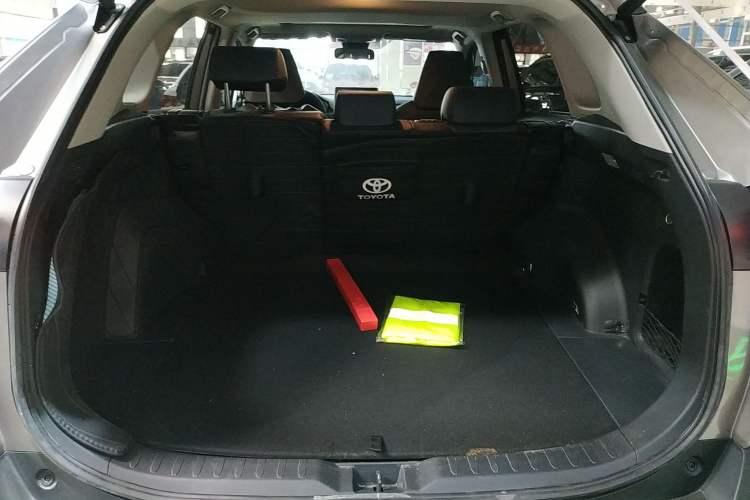 Used Toyota RAV4 2022 2.0L CVT 4x4 Style Plus Edition Trunk