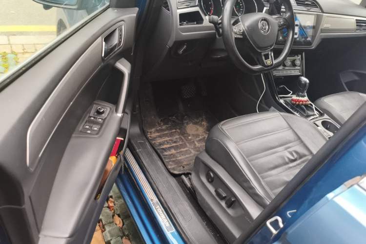 Used Volkswagen Touran 2016 Volkswagen Touran L 280TSI DSG Luxury Edition Driver Seat